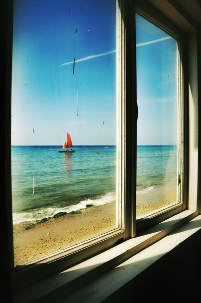 Vista desde la ventana de una vieja casa tirada en un barco con s rojo
 - Foto, imagen