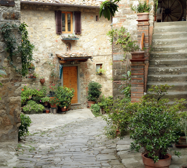 Courtyard in tuscan village - Photo, Image