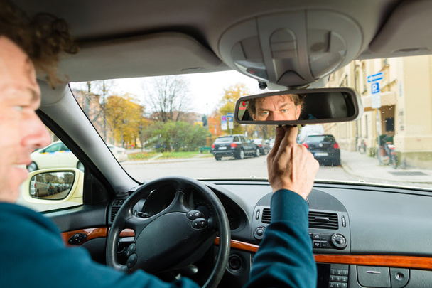 Taksówkarz jest patrząc w lustro jazdy - Zdjęcie, obraz
