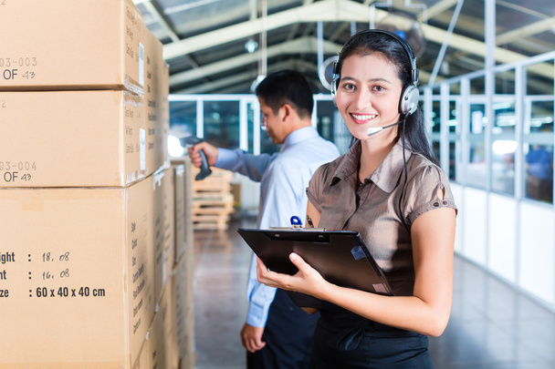 Обслуживание клиентов на азиатском экспортном складе
 - Фото, изображение