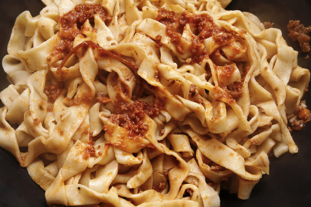Italialainen pasta, tagliatelle lihakastikkeen kanssa (bolognese kastike
) - Valokuva, kuva
