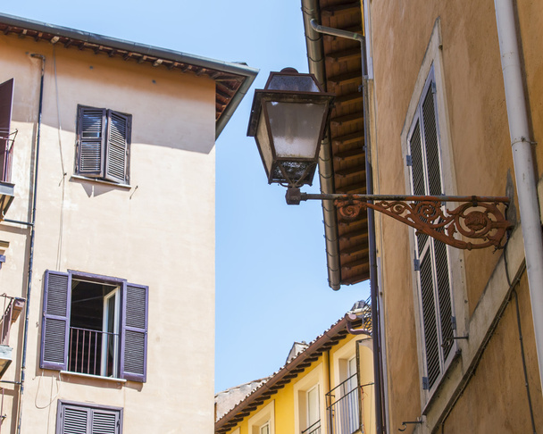 ROME, ITALY, on AUGUST 25, 2015. Typical architectural details of historical city building. Old streetlight. - Foto, afbeelding