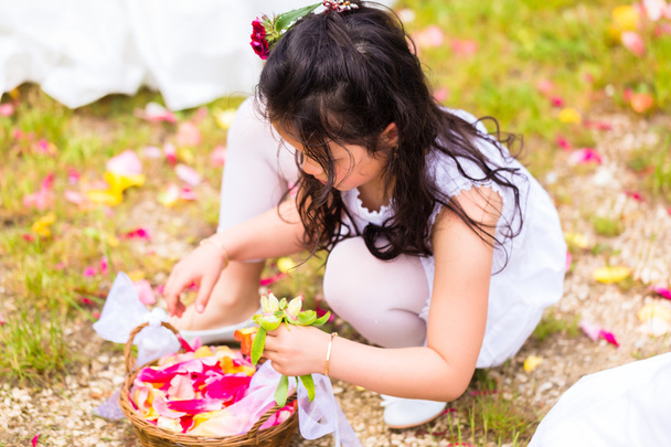 花の花びらのバスケットと結婚式の新婦付け添人 - 写真・画像