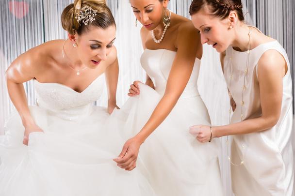 Bruiden op trouwjurk montage in winkel - Foto, afbeelding