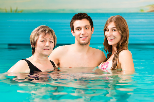 Sağlık - kadın ve iki yüzme havuzu içinde - Fotoğraf, Görsel