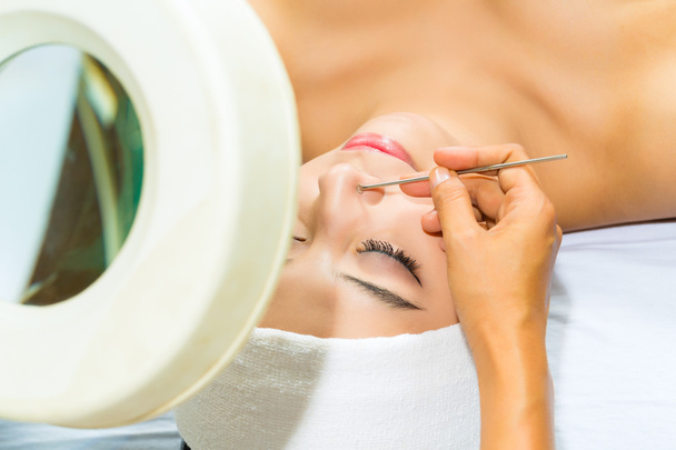 Asiatico donna getting un facciale trattamento in spa
 - Foto, immagini