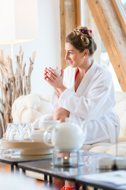 Donna che beve tè nella spa benessere
  - Foto, immagini