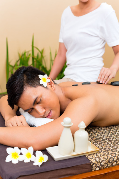 Indonesischer Mann bei Hot Stone Wellness Massage - Foto, Bild