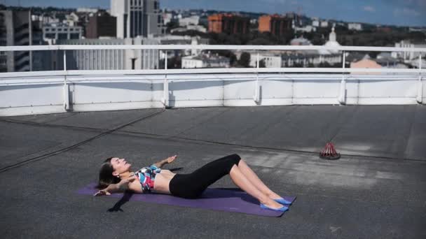 Mulher fazendo exercícios de ioga e pilates no telhado do arranha-céu da cidade
 - Filmagem, Vídeo