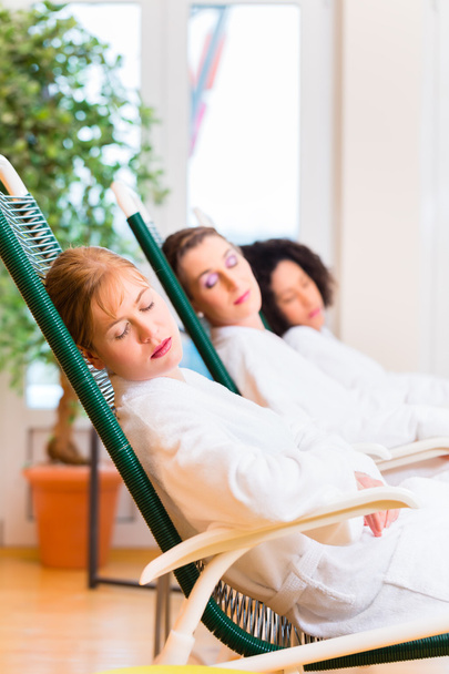 Naiset rentoutumishuoneessa wellness spa
 - Valokuva, kuva
