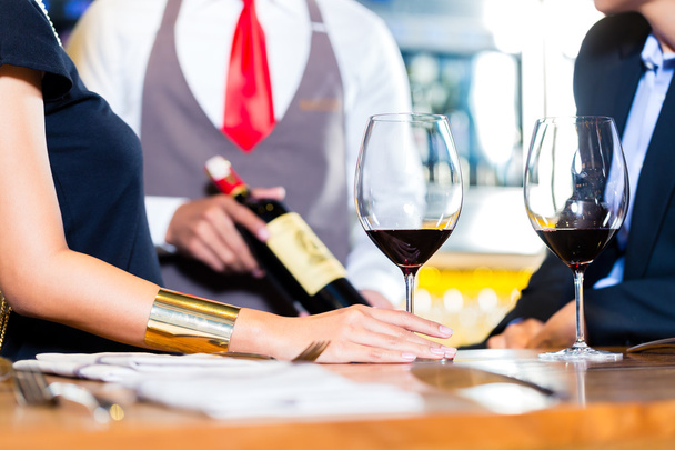 Asian para czerwony degustacja wina w barze - Zdjęcie, obraz