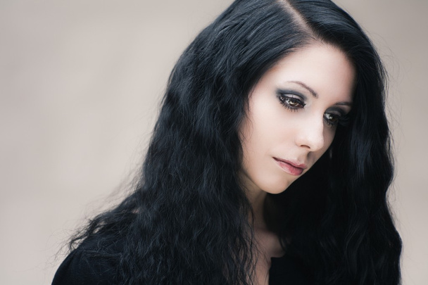 mladá atraktivní gothic bruneta žena nad šedá - Fotografie, Obrázek