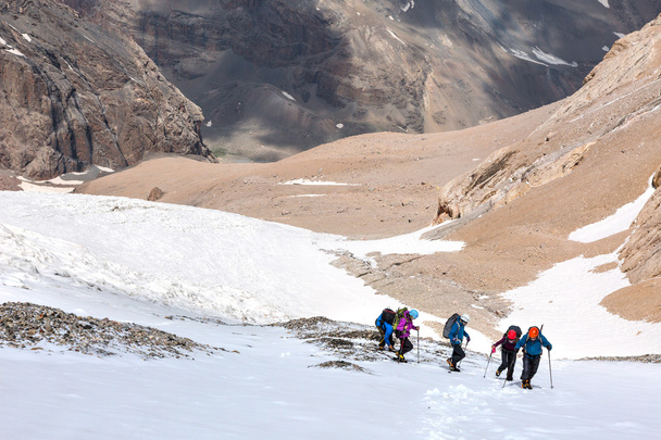 Trekking in Himalaya Hikers Walking Up on Glacier in Nepal - Zdjęcie, obraz