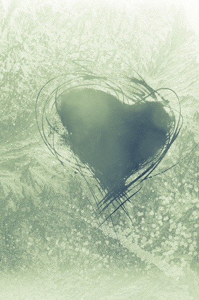 corazón arañado en la ventana helada
 - Foto, imagen