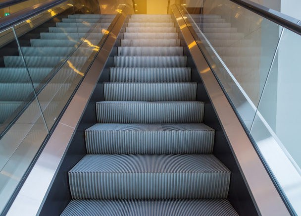 escadas rolantes dentro do edifício de escritórios moderno
 - Foto, Imagem