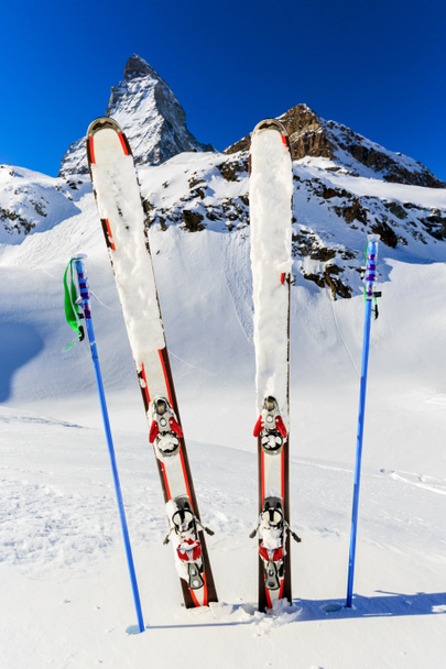 Гори та лижне спорядження на лижному бігу
 - Фото, зображення