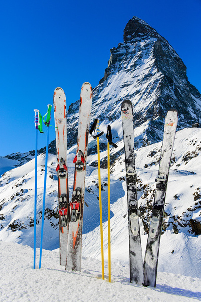 Montanhas e equipamentos de esqui em pista de esqui
 - Foto, Imagem