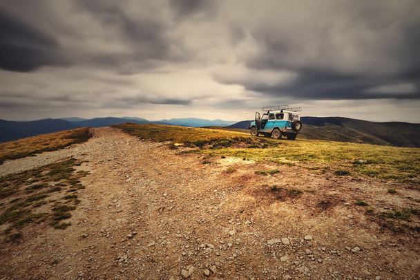 aventura nas montanhas, off road em um SUV. Natio dos Cárpatos
 - Foto, Imagem