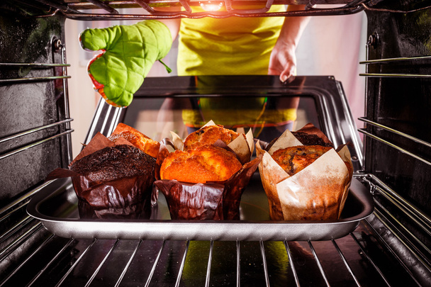 Baking muffins in the oven - Fotografie, Obrázek