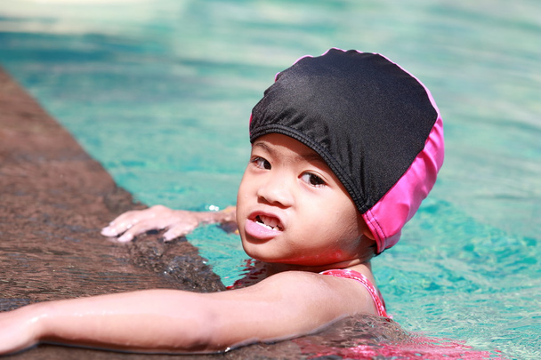 スイミング プールのアジアの赤ちゃん女の子 - 写真・画像