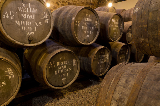 Порт вина возрастов в бочках в подвале
 - Фото, изображение