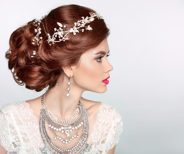 Wedding Hairstyle. Beautiful fashion bride girl model portrait.  - Valokuva, kuva