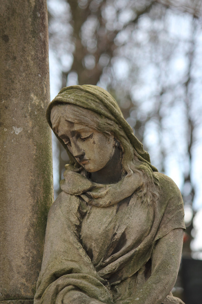 Un fragment de la statue d'une femme au tombeau
 - Photo, image