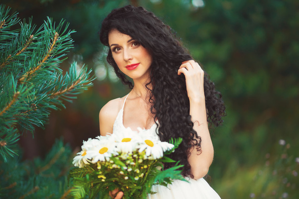 beautiful girl in the field, with long black hair - Foto, Imagen