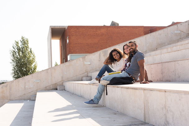 Studentengruppe auf dem Campus - Foto, Bild