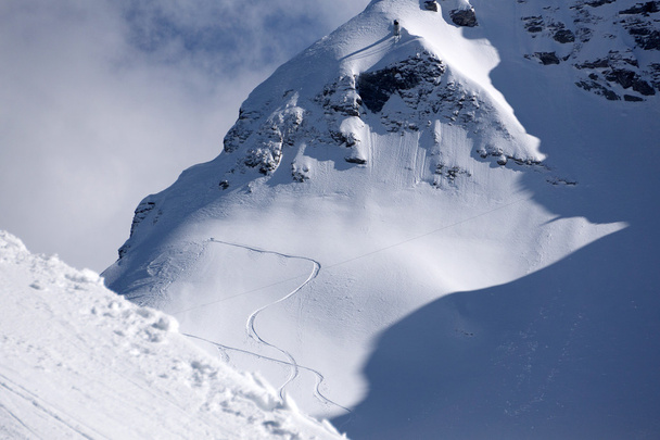 Tracks on a mountain Slope, freeride in deep snow - Foto, immagini