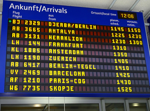 Anzeige der Ankunftsinformationen auf einem Flughafen - Foto, Bild