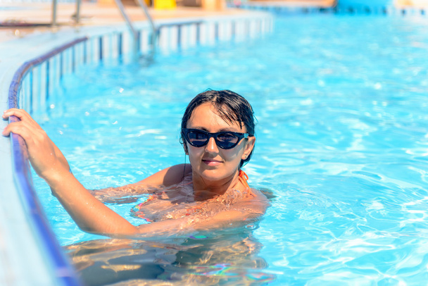Lächelnde Frau im Schwimmbad - Foto, Bild
