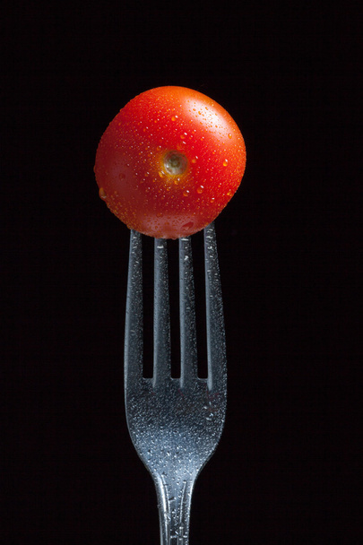 tomaat op vork - Foto, afbeelding