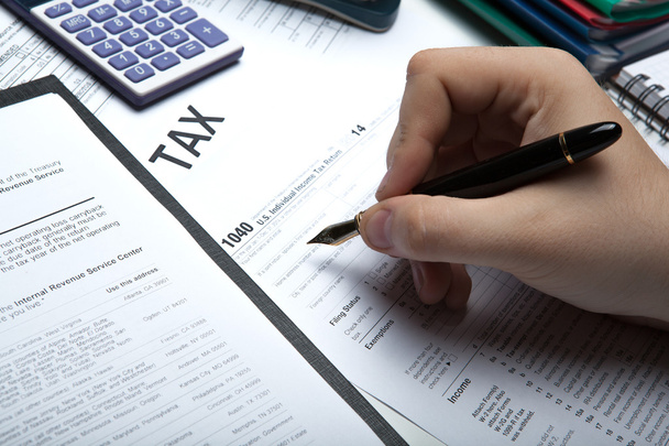 заполнение налоговой декларации на рабочем столе
 - Фото, изображение