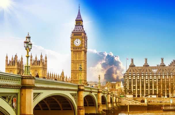 Big Ben z Mostu Westminsterskiego i Parlament UE w Londynie - Zdjęcie, obraz