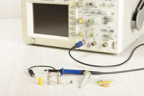 Oscilloscoop met accessoires - Foto, afbeelding