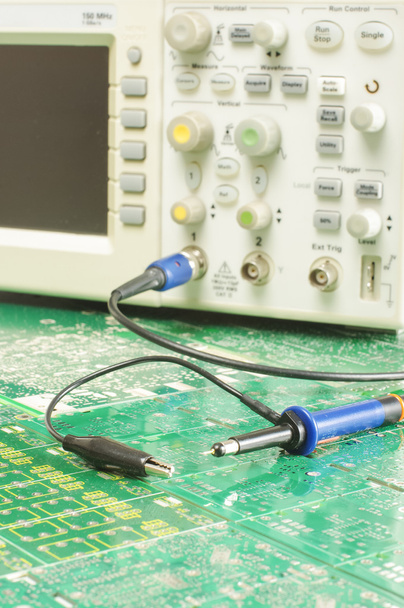 Sonda de osciloscopio digital en las placas de circuitos impresos
 - Foto, Imagen