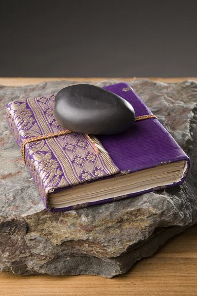 Базальтовое каменное сердце в дневнике
 - Фото, изображение