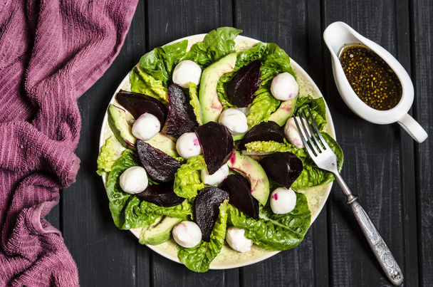 Salade d'avocat avec mini mozzarella Romano et betterave
 - Photo, image