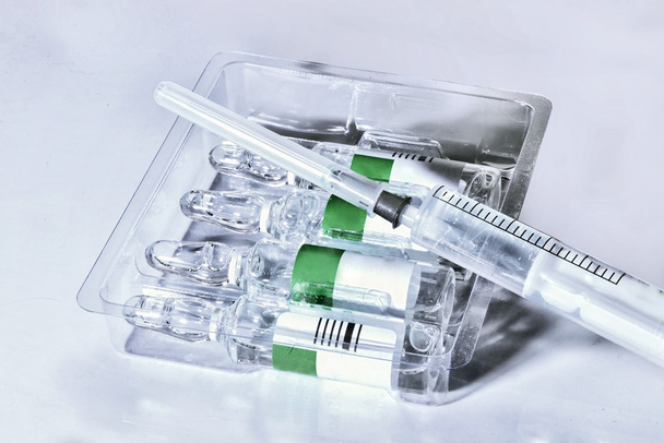 пластиковый медицинский шприц и ампула
 - Фото, изображение