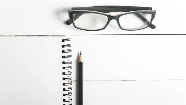 pencil and notepad with eyeglasses - Foto, Imagem