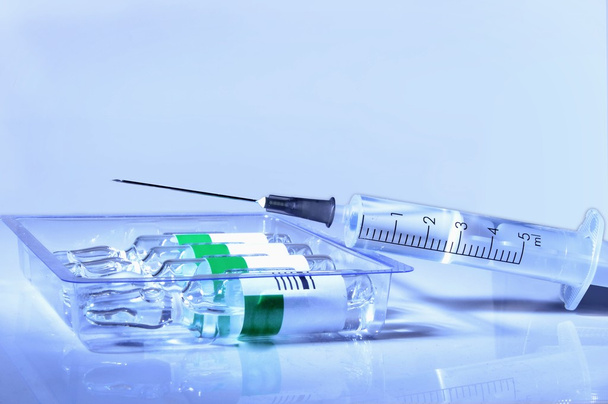 seringue et ampoule médicales en plastique
 - Photo, image