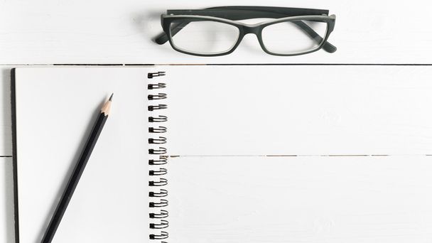 pencil and notepad with eyeglasses - Valokuva, kuva
