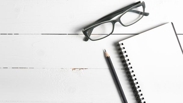 pencil and notepad with eyeglasses - Foto, imagen