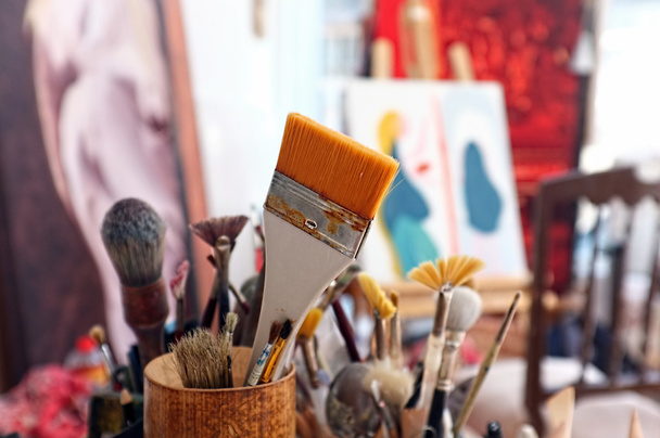 Художник чистит кисти в студии
 - Фото, изображение