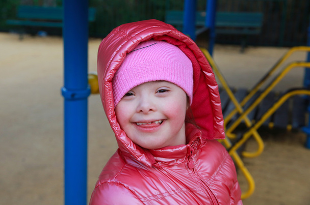 Portret van mooi meisje op speelplaats - Foto, afbeelding