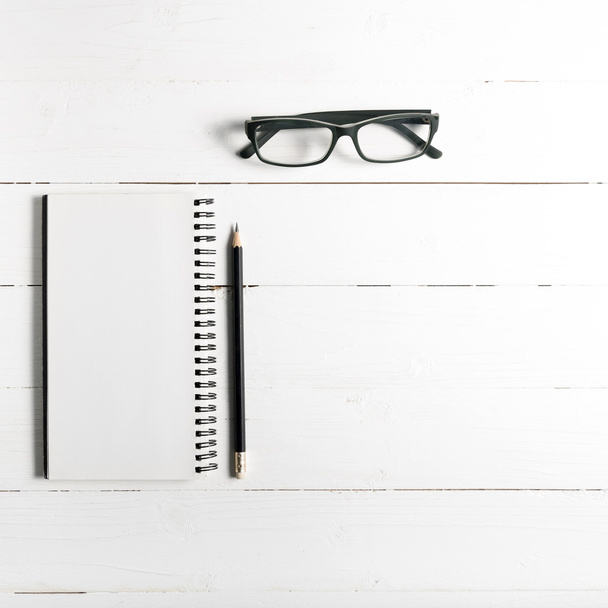 pencil and notepad with eyeglasses - Фото, зображення