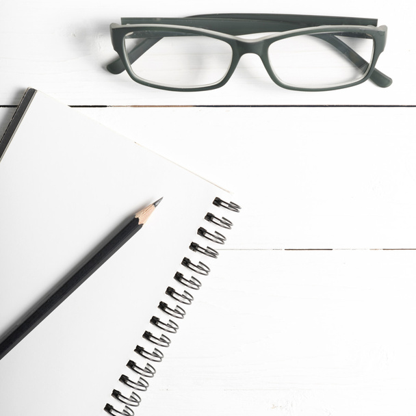 pencil and notepad with eyeglasses - Fotografie, Obrázek