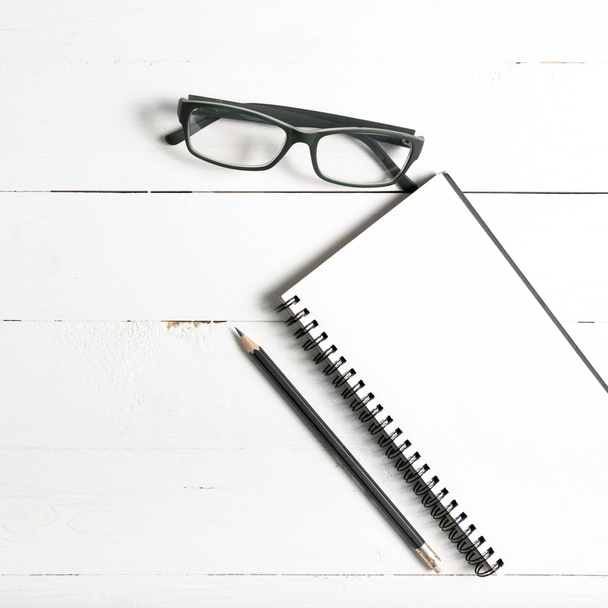 pencil and notepad with eyeglasses - Valokuva, kuva