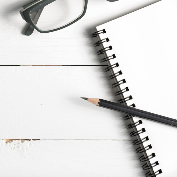 pencil and notepad with eyeglasses - Foto, afbeelding
